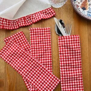 Fırfırlı Kırmızı Pötikare Runner 40x140 Cm Ve Ekoseli Kumaş Kaşıklık Seti – Şık Ve Doğal Sofralar