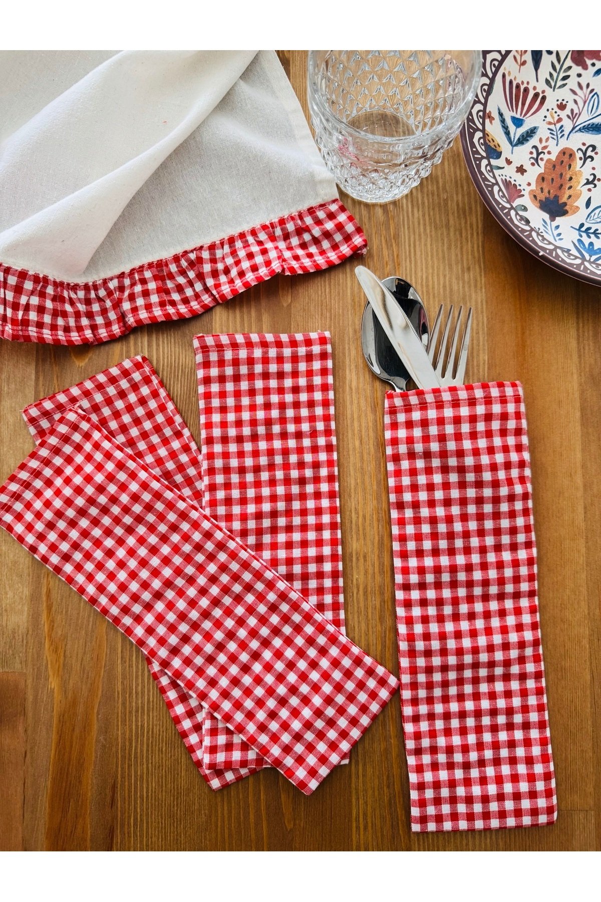 Fırfırlı Kırmızı Pötikare Runner 40x140 Cm Ve Ekoseli Kumaş Kaşıklık Seti – Şık Ve Doğal Sofralar