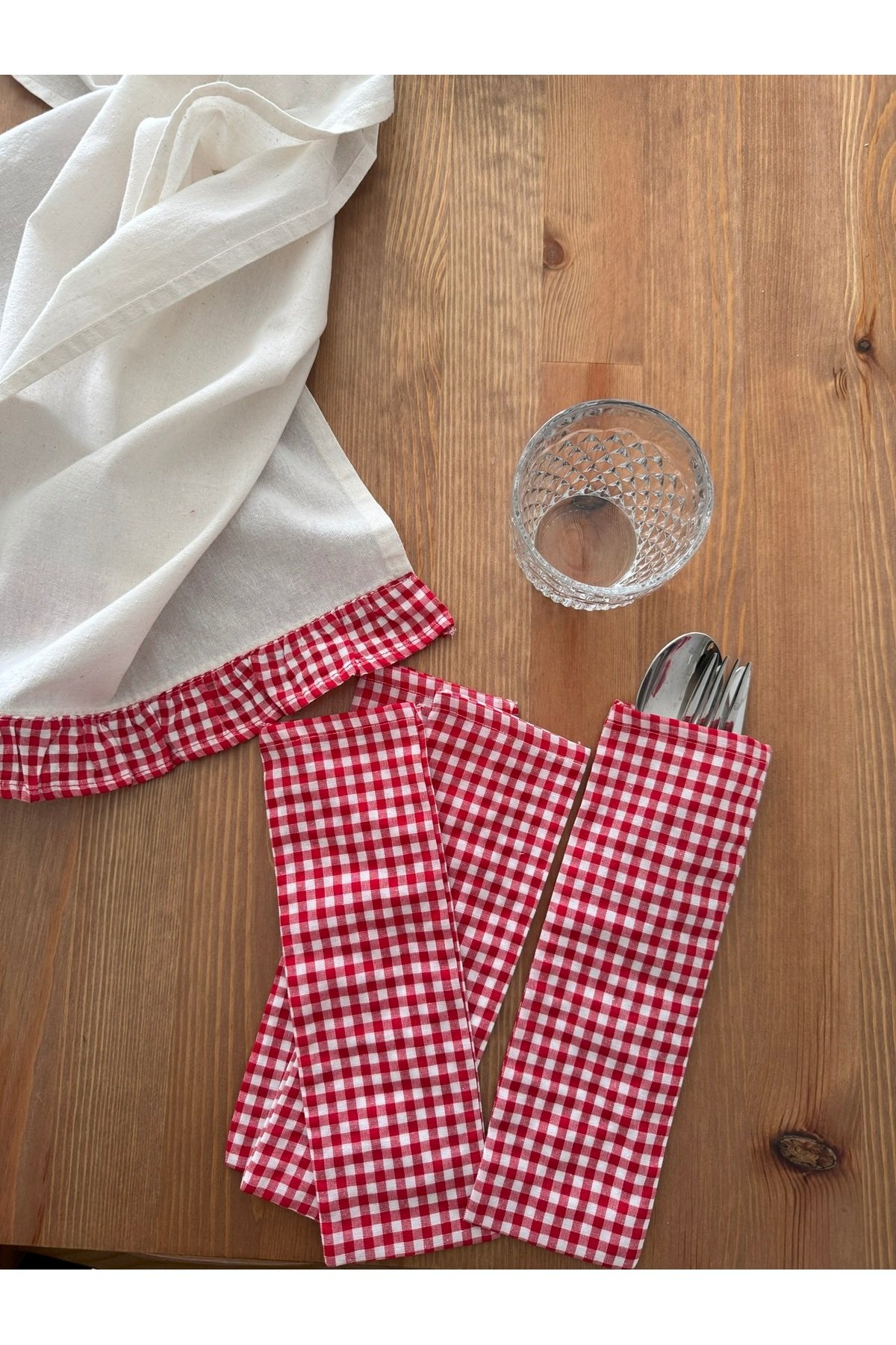 Fırfırlı Kırmızı Pötikare Runner 40x140 Cm Ve Ekoseli Kumaş Kaşıklık Seti – Şık Ve Doğal Sofralar - Görsel 3
